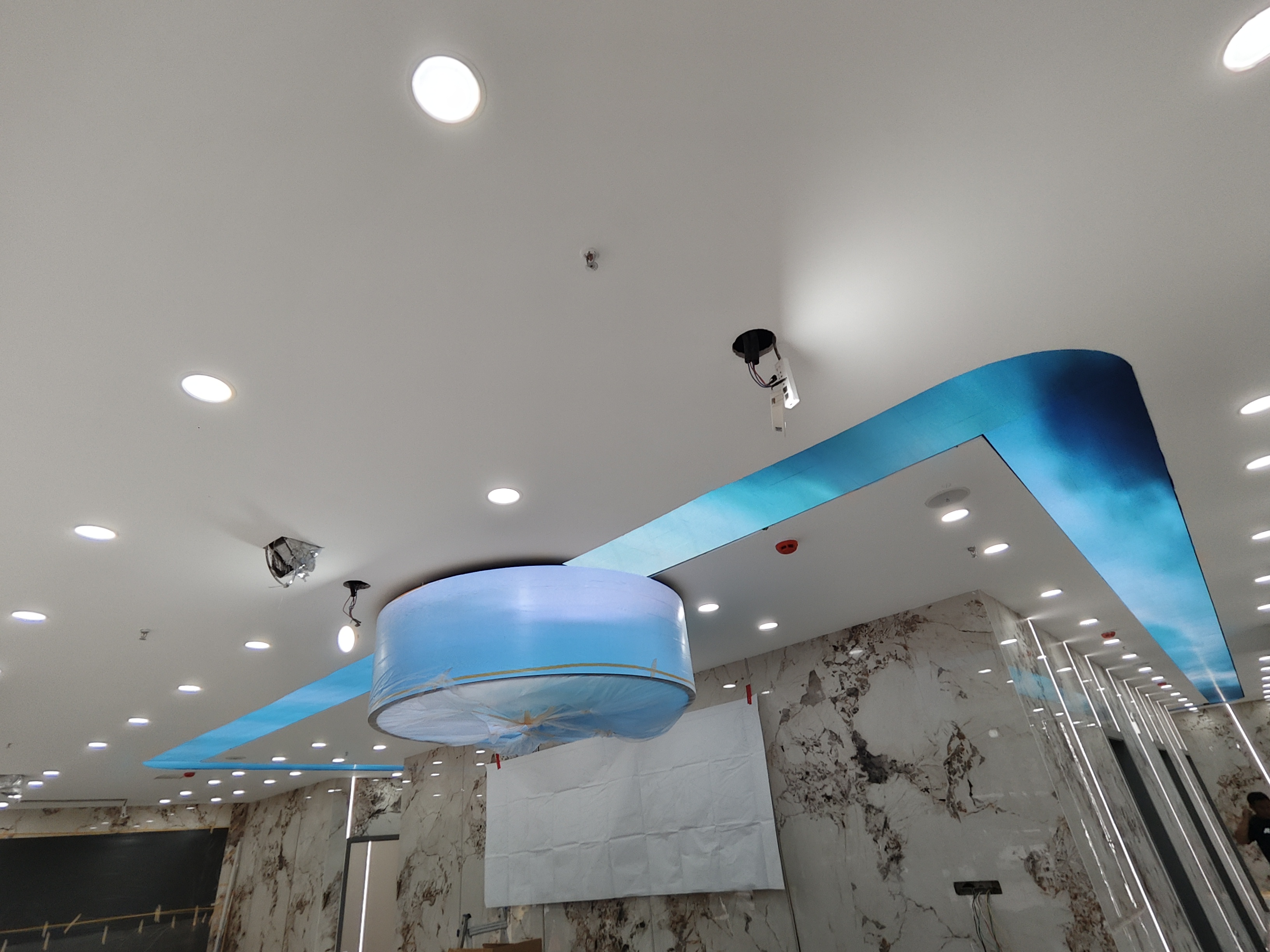 丽江福田大厦长条展厅 超长条 LED 画面重组拼接展示项目